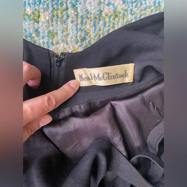 Vintage 60s Neal-McClintock black crepe sleeveless swing dress, size 12 large - Image 9