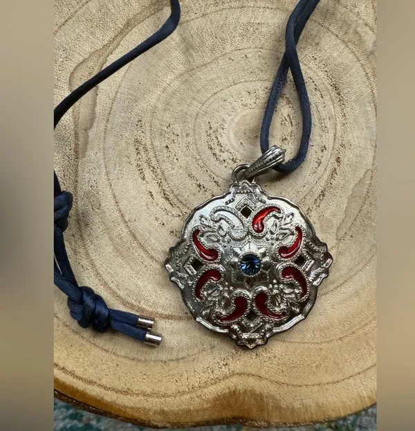 Vintage silver medallion cord necklace - Image 2