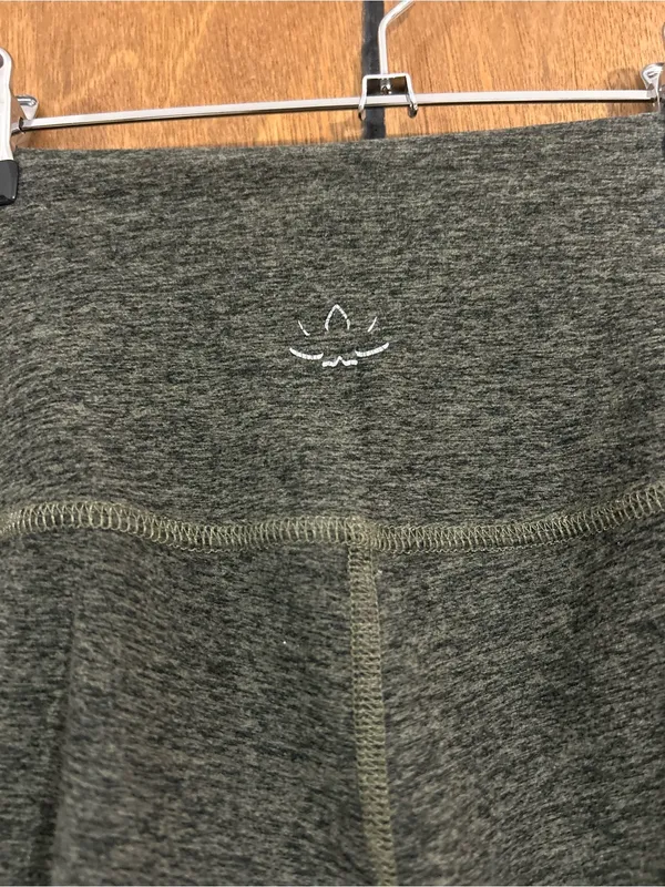 Beyond Yoga Caught in the Midi Space Dye Cropped Leggings Green Small - Image 3