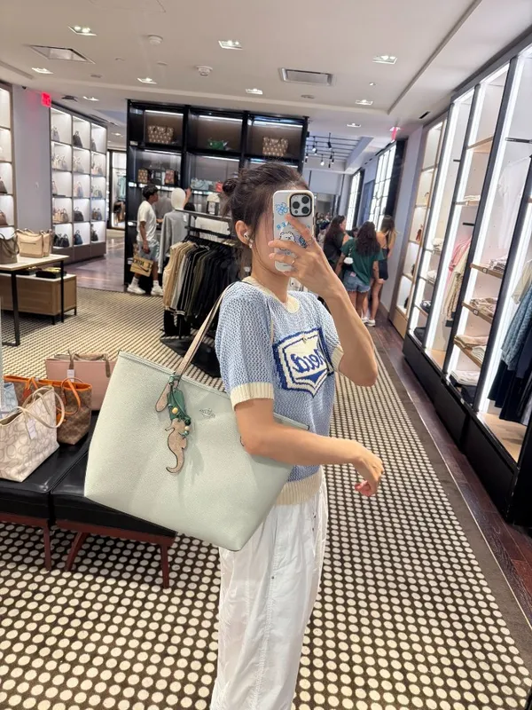 NWT！COACH Large City Tote Bag With Seahorse Charm（COACH CBH79） - Image 9