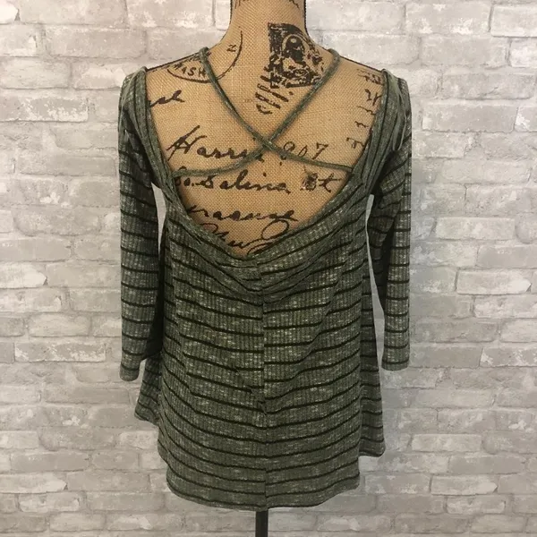 Cozy Casual Cold Shoulder Top Green Size M - Image 2