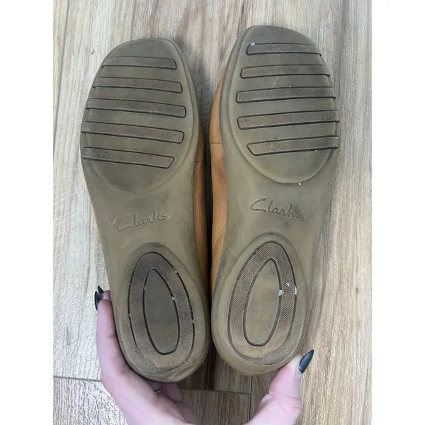 Vtg Clarks Wm 8M Genuine Leather 76946 Tan Brown Flat Loafers Square Toe Bow - Image 7