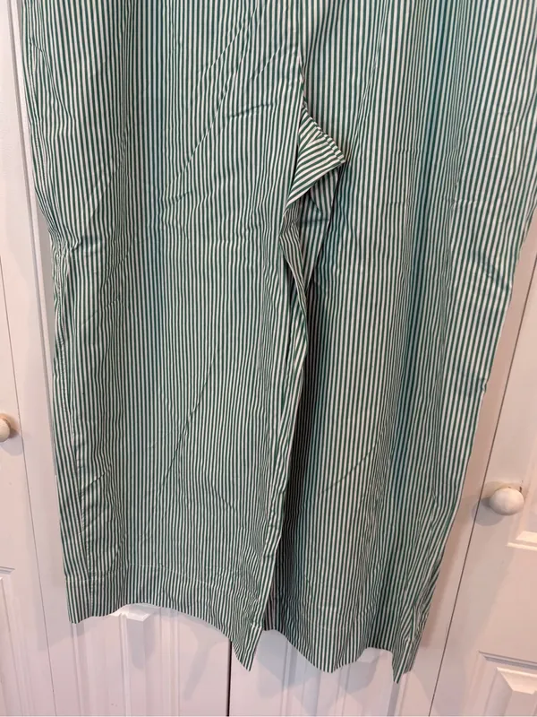 Free assembly white and green stripe crops size large - Image 5