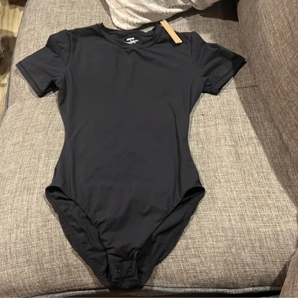 SKIMS fits (B18) everybody T-shirt Bodysuit NWOT ONYX XXS - Image 2