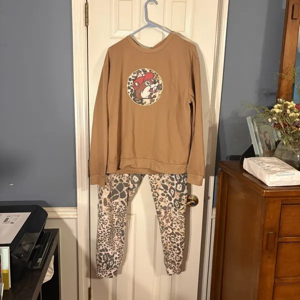 Buc-ee's Leopard Print Graphic Sweatshirt XL and Jogger Lounge pants L Set - Image 2