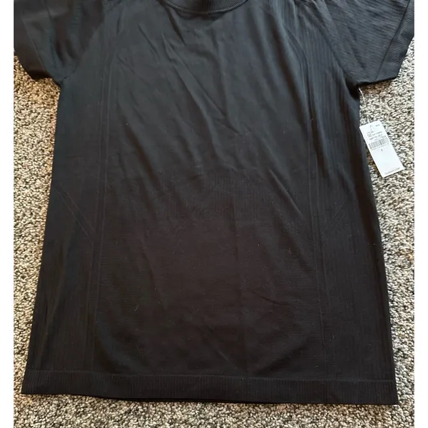NWT Old Navy Women's Black Fluid Seamless Go Dry Tee Size Small - Image 6
