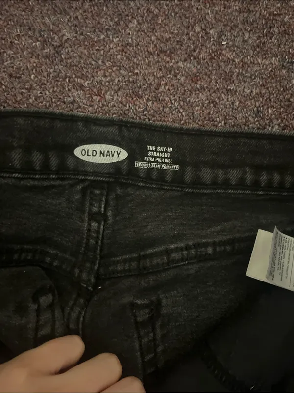 Old Navy High-Rise Black Straight-Leg Jeans - Image 2