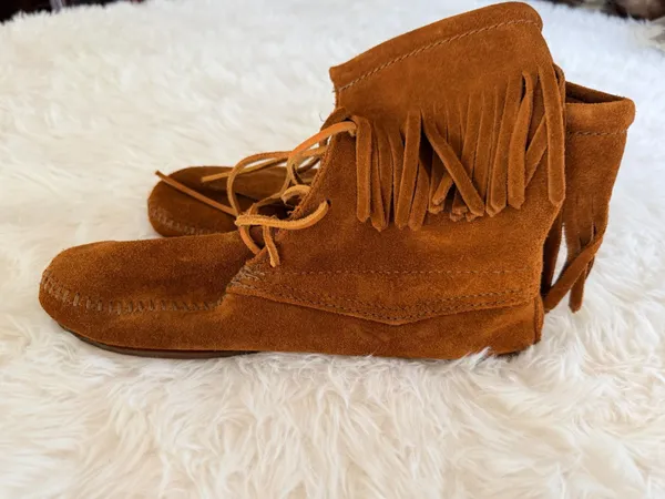 Minnetonka Women's Tramper Ankle High Suede Fringe Moccasin Bootie - Image 2