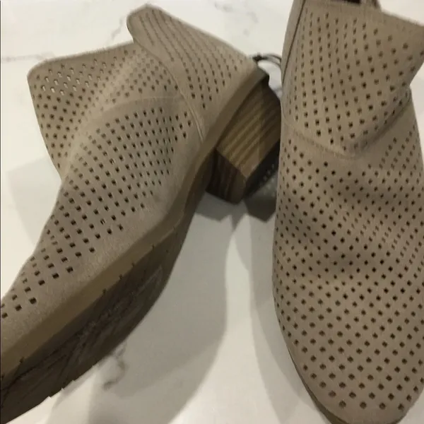 Like new suede booties Tan Size 9 - Image 4