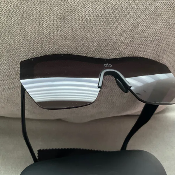 Alo Yoga Stunner Sunglasses Black - Image 3