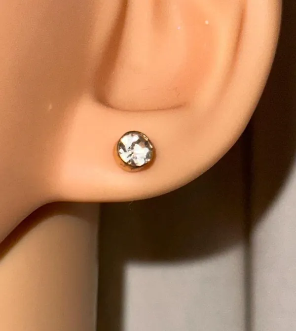 Gold tone stud earring lot - Image 5