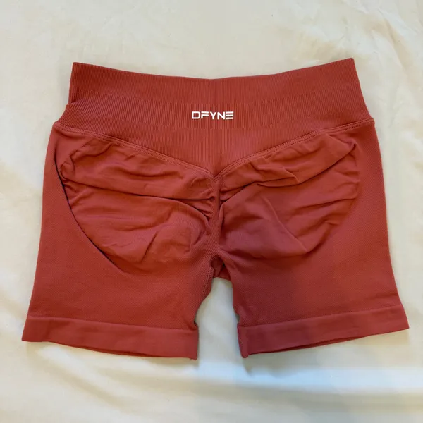DFYNE Flexible scrunch Glute contouring Mid to low ribbed waistband Supportive fabric Contour zones 4.5" leg length Copper Fit waist 25-27.5 - Image 2