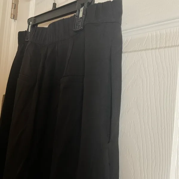 Lulumari Black Wide Leg Cropped Pants - Size Medium (NWT) - Image 6