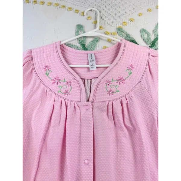White Stag Pink Seersucker Snap Front House‎ Coat Floral Embroidered Robe M 8-10 - Image 3
