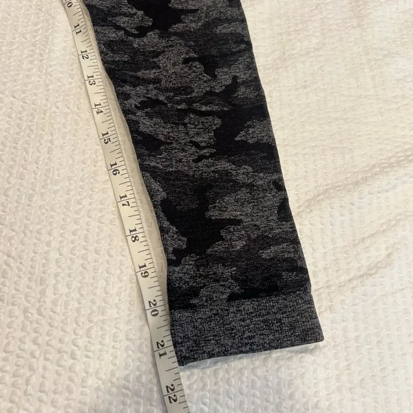 Gymshark buttscrunch black camo leggings M women - Image 5