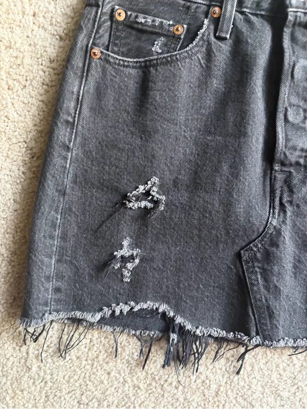 Levis Black/Grey Denim Mini Skirt summer Distressed Button Fly Raw Hem size 25 - Image 5