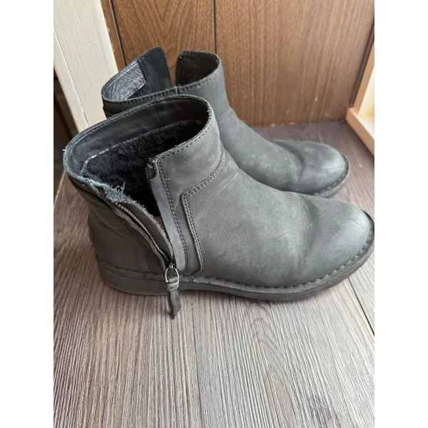 Black Ankle Boots with Zipper Closure, Casual Everyday Style‎ Ugg size 8 - Image 3