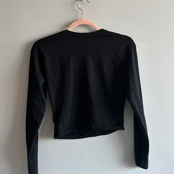 aritzia black long sleeve cut out crop top - Image 3
