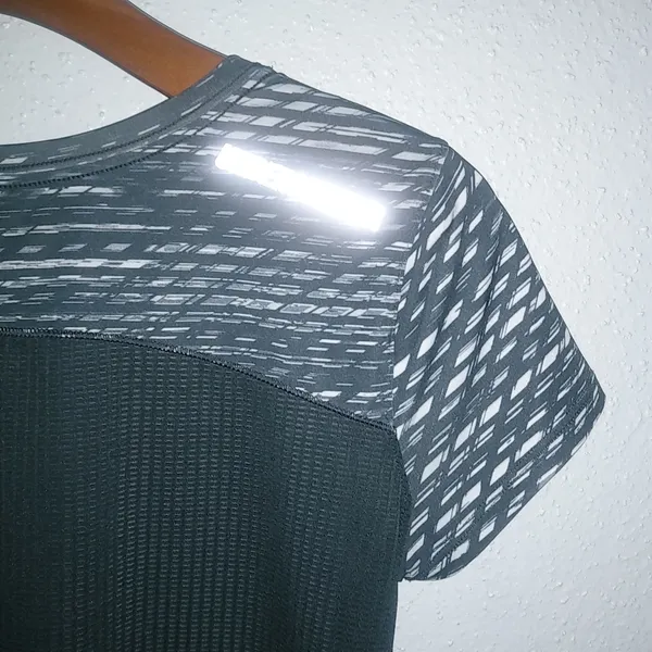 Under Armor M Short Sleeved Athletic Running Top Black Silver - Image 7