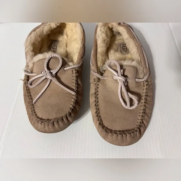UGG SN 5612 Dakota sand suede sheepskin-lined slippers women size 7 - Image 4