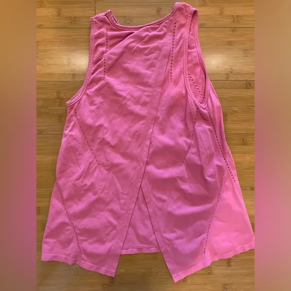 workout top size medium - Image 4