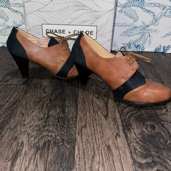 Chase + Chloe Women's Tan and Black Loafers NIB - Image 3