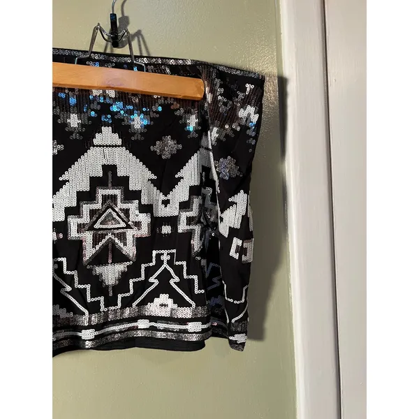 Express Women's Size Large Mini Skirt Black Silver White Sequins Aztec Pull On - Image 4