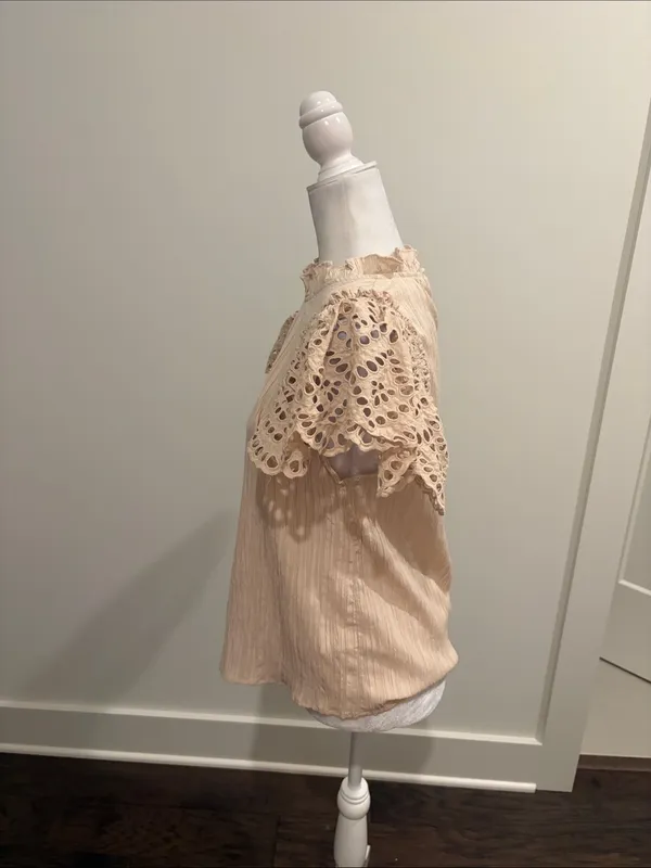 THML Beige Eyelet Sleeve Top Sz M - Image 3