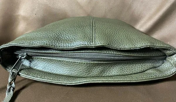 Saddle River Chic Green Leather Bucket Bag - Image 6