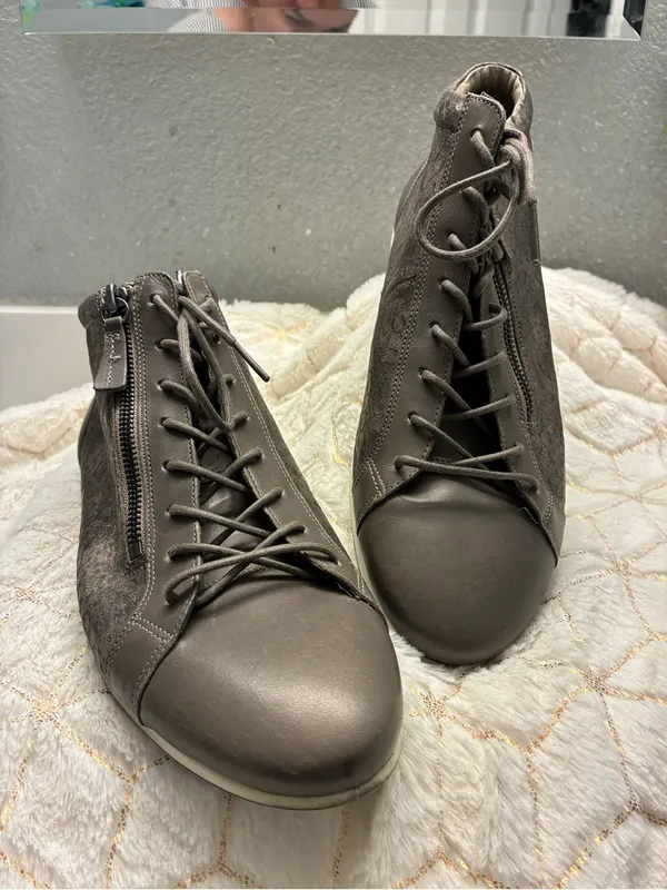 Ecco Women’s Taupe Lace-Up High-Top Boots with Side Zip size 9)9.5 USA - Image 2