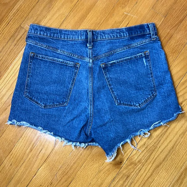 Abercrombie and Fitch 4” High Rise Mom Shorts - Image 4