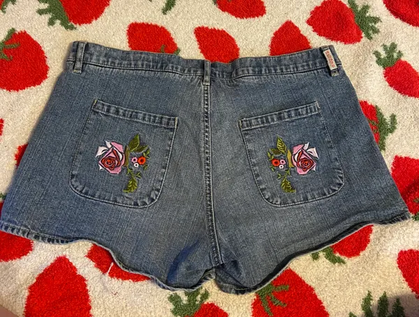 Guess Shorts - Image 2