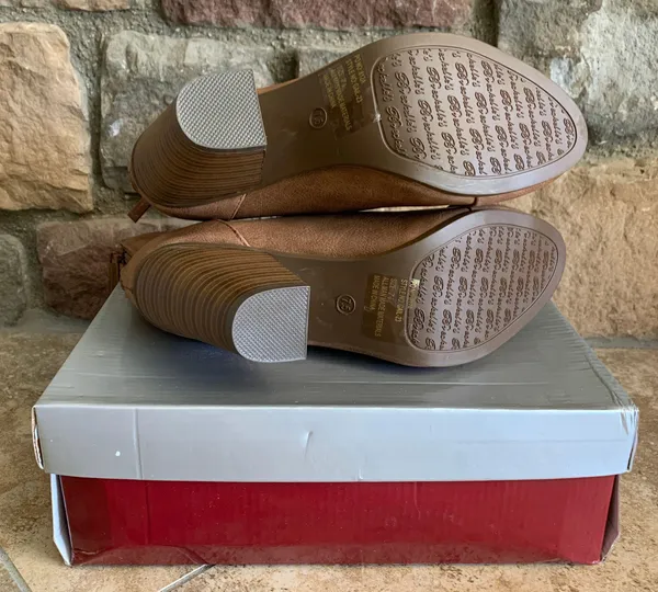 NEW IN BOX Classic Heel Booties Size 7.5 - Image 2