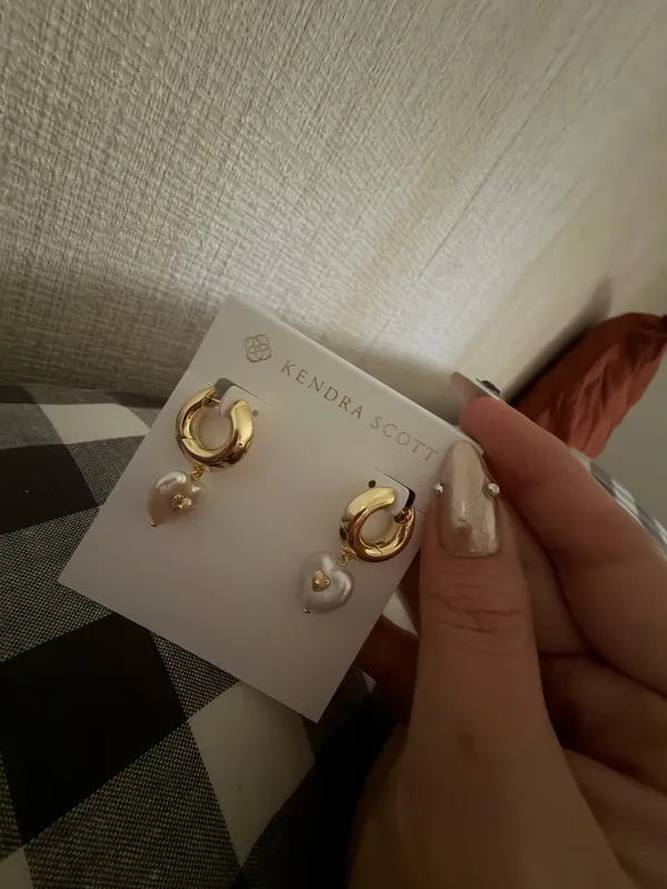 BNWT Kendra Scott Sasha Heart in Gold Huggies w/Pearl Heart Charm $90 - Image 5