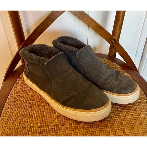 Toms grey suede side zipper faux fur bootie size 8 - Image 3