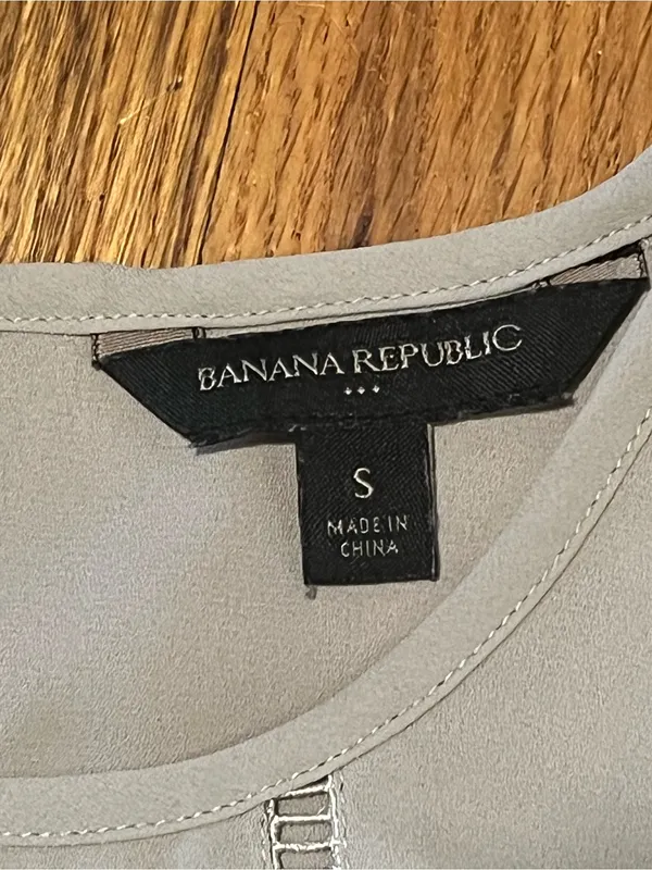 Banana Republic Size S Pleated Peplum Blouse Gray Short Sleeve - Image 4