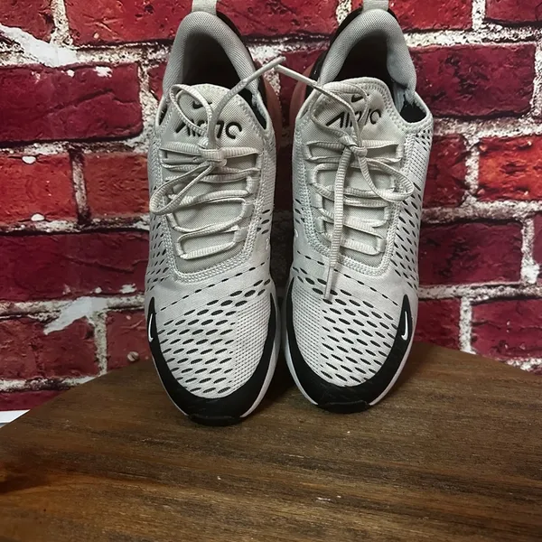 Nike Women’s Airmax 270 size 7 - Image 4