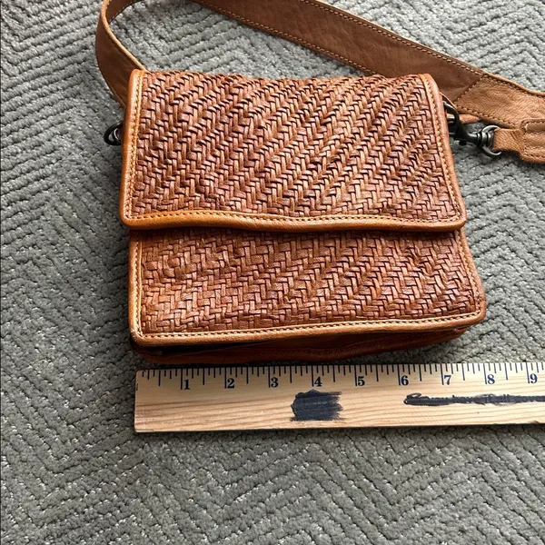 Juju & Co- Women’s Hut Weave Cross Body - Cognac Brown Woven Shoulder Bag - Image 9
