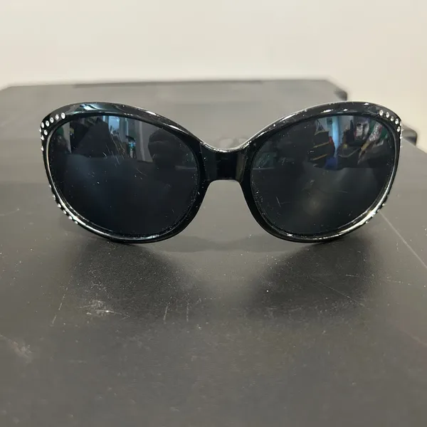 Elegant Black Sunglasses - Image 9