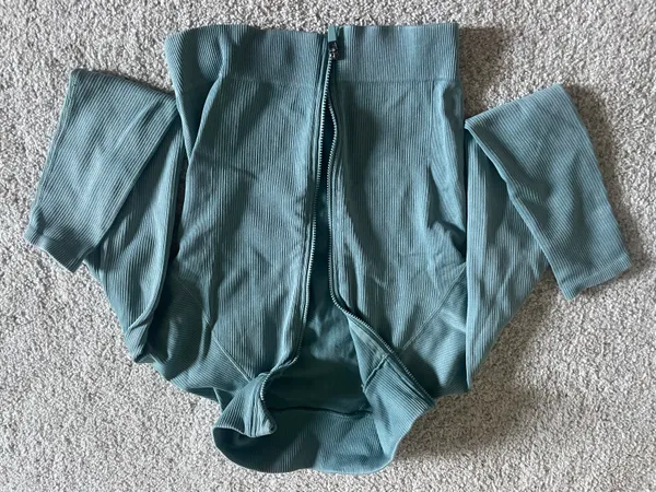 Fabletics cropped zip up - Image 4