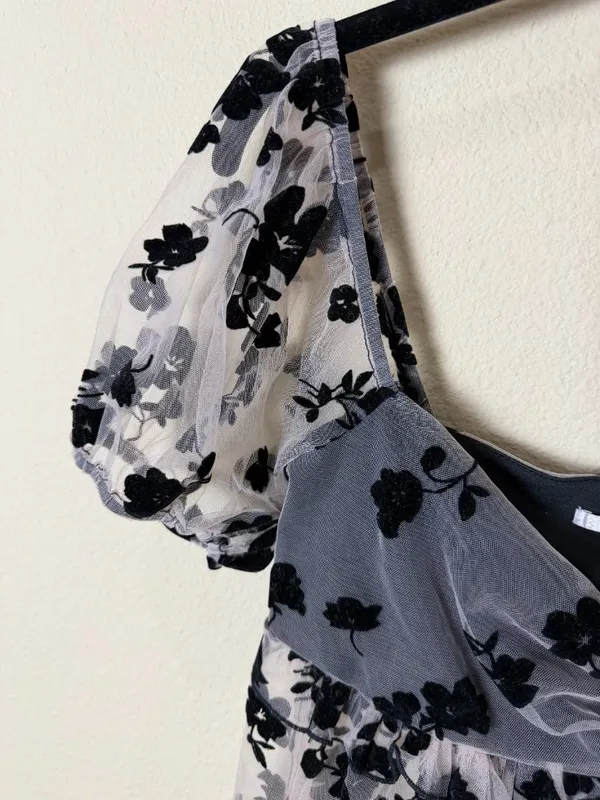 Urban Outfitters Kimchi Blue Sheer Floral Overlay Crop Top Blouse Size Small - Image 3