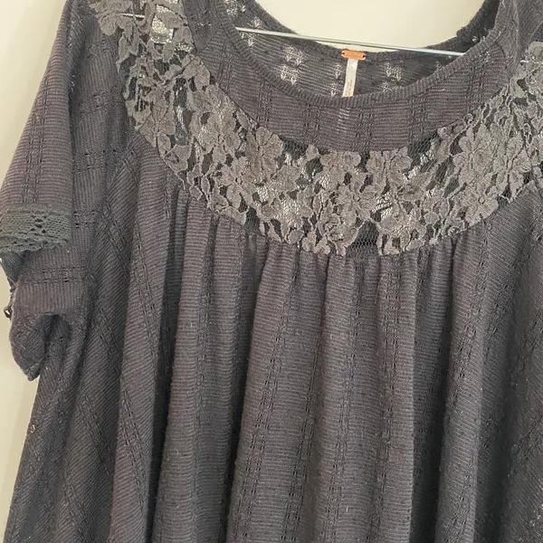 Free People boho crochet and lace short sleeve boxy top black medium - Image 2