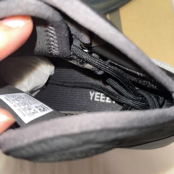 Yeezy Authentic   QNTM With Original Box - Image 8