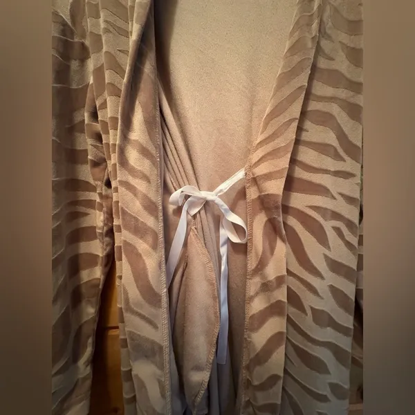 Steve Madden Women's Bathrobe Luxury Soft Velour Long Sleeve Robe with Pockets S - Image 4