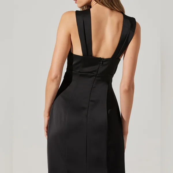 New ASTR The Label Georgiana Halter Neck Maxi Dress in Black - Image 4