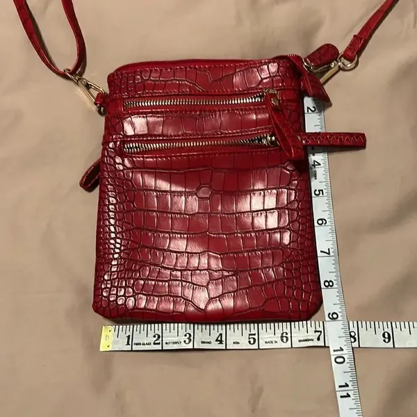 Unbranded perfect little crossbody bag w/lots of packets & cute croc design EUC - Image 3