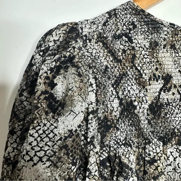 Free People NWOT Black Snakeskin XOXO Smocked Blouse Size Large - Image 5