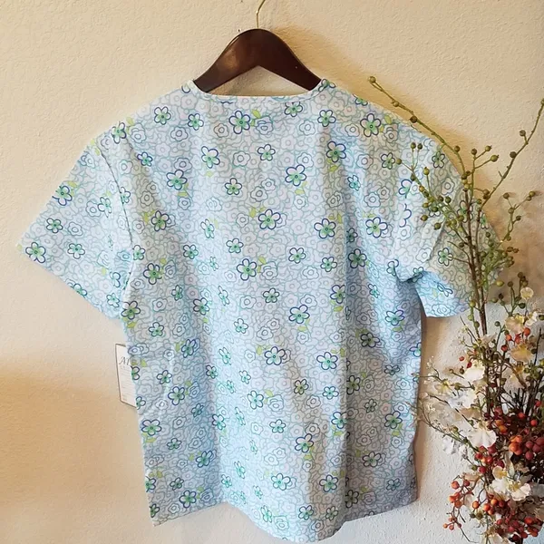 Scrub top Size Small - Image 3