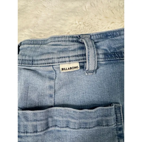 Billabong Wide Leg Jeans Women's Size 26 Light Wash Blue Raw Hem Frayed - Image 4