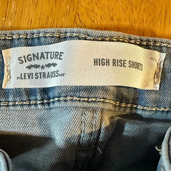 Women's Levi’s High Waist Light Wash Denim Shorts 31/12‎ Frayed Hem - Image 3
